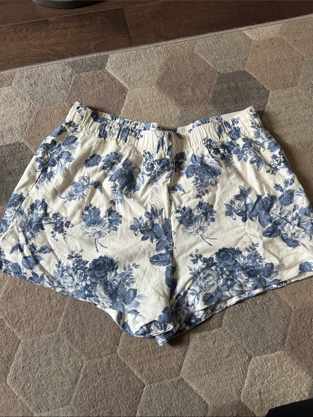 NWT Abercrombie Floral Print Women's Shorts - Blue and Cream